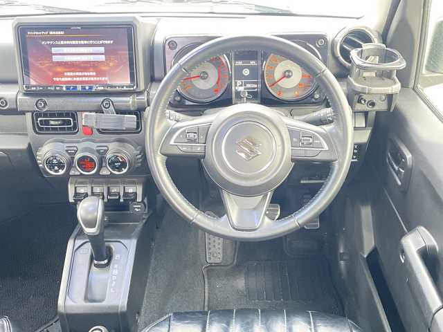 スズキ ジムニー シエラ JC 山口県 2022(令4)年 5.9万km ピュアホワイトP 9型アルパインナビ　/AM/FM/CD/DVD/フルセグTV/Bluetooth/バックカメラ　/社外アルミホイール　/給油口蓋カスタム　/セーフティーサポート　/オートクルーズコントロール　/前席シートヒーター　/レザーシートカバー　/ダウンヒルアシストコントロール　/LEDヘッドライト/オートライト、オートマチックハイビーム/純正フロアマット/スマートキー×２/ETC