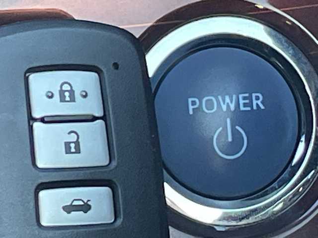 トヨタ クラウン ハイブリッド ロイヤルサルーン 茨城県 2013(平25)年 9.5万km シルバーM 純正ナビ/-BT/AM/FM/CD/TV /バックカメラ /コーナーセンサー前後/クルーズコントロール /プッシュスタート /D席N席シートヒーター  /D席N席パワーシート /純正アルミホイール /アイドリングストップ /ステアリングヒーター/オールオートパワーウィンドウ