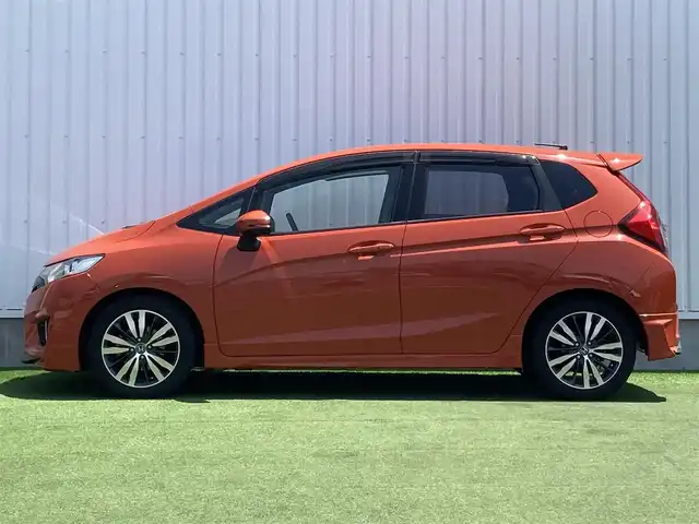 ホンダ フィット RS 香川県 2014(平26)年 12.4万km サンセットオレンジⅡ 登録時走行距離：123166km/ディーラー純正8型ナビ/　CD DVD BT フルセグTV/バックカメラ/シティブレーキアシスト/クルーズコントロール/パドルシフト/LEDヘッドライト/オートライト/フォグランプ/アイドリングストップ/横滑り防止装置/ETC/革巻きステアリング/ステアリングスイッチ/プッシュスタート/スマートキー/スペアキー