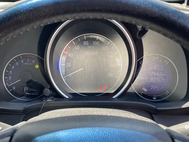 ホンダ フィット RS 香川県 2014(平26)年 12.4万km サンセットオレンジⅡ 登録時走行距離：123166km/ディーラー純正8型ナビ/　CD DVD BT フルセグTV/バックカメラ/シティブレーキアシスト/クルーズコントロール/パドルシフト/LEDヘッドライト/オートライト/フォグランプ/アイドリングストップ/横滑り防止装置/ETC/革巻きステアリング/ステアリングスイッチ/プッシュスタート/スマートキー/スペアキー