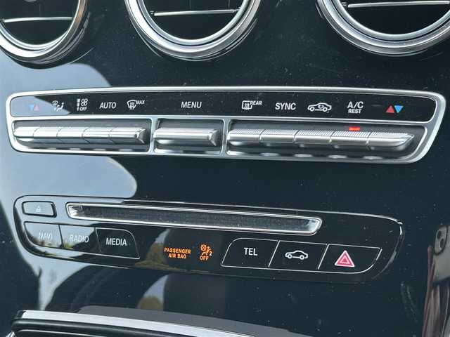 メルセデス・ベンツ Ｃ１８０ ステーションW ローレウスED 福岡県 2018(平30)年 5.3万km オブシディアンブラック パノラマサンルーフ/レーダーセーフティパッケージ/アダプティブクルーズコントロール/レーンキープアシスト/ブラインドスポットモニター/アクティブセーフティブレーキ/純正ナビ/フルセグTV/Ｂカメラ　/ＢＴ　/黒革　/シートＨ　/ＬＥＤ　/Ａライト　/Ｐバックドア　/アンビエントライト　/ステアリングＳ　/パドルＳ　/純正１８インチアルミホイール　/ＥＴＣ２．０