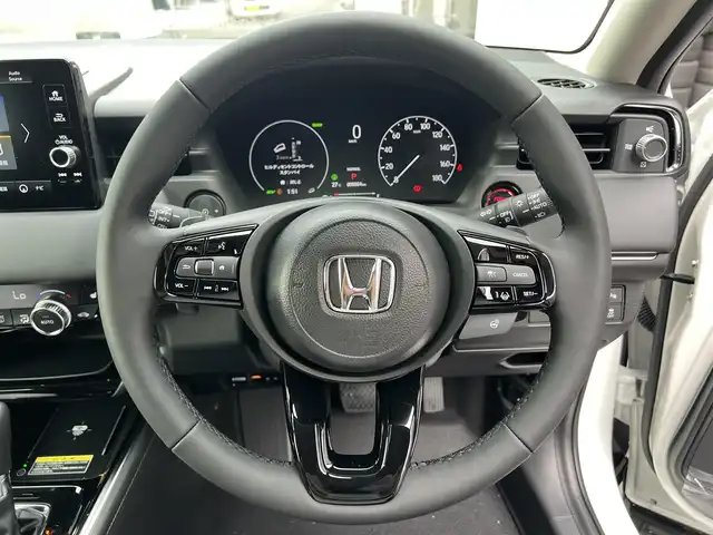 ホンダ ヴェゼル ハイブリッド e:HEV Z 滋賀県 2025(令7)年 0.1千km プラチナホワイトパール 登録済未使用車/純正９インチナビ/(Bluetooth/フルセグTV/USB)/パワーバックドア/レーダークルーズコントロール/バックカメラ/ブラインドスポットモニター/クリアランスソナー/ETC2.0/ワイヤレス充電/ステアリングヒーター/シートヒーター/純正１８インチアルミホイール/オートライト/オートハイビーム/LEDヘッドライト/スペアキー