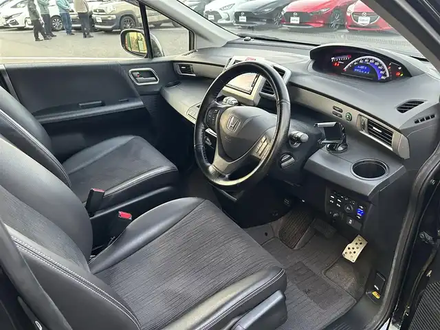 ホンダ フリード G プレミアムエディション 島根県 2015(平27)年 8.8万km プレミアムスパークルブラックパール 登録時走行距離88515km/Gathersナビ/Bluetooth/AM/FM/CD/DVD/Apple Car Play/フルセグTV/Gathersフリップダンモニター/バックカメラ/両側パワースライドドア/クルーズコントロール/横滑り防止装置/ビルトインETC/純正フロアマット/無限スポイラー/リア/ローダウン/オートライト/スマートキー(スペアキー×1)/エンジンスターター/ウィンカーミラー/ドアバイザー/禁煙車