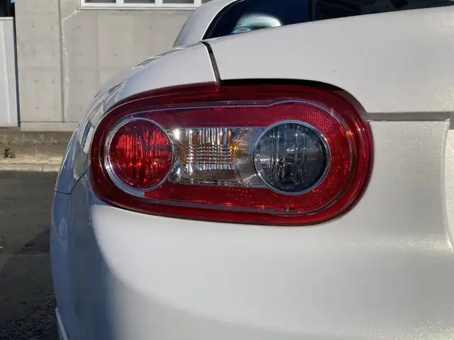 マツダ ロードスター 20周年記念車 静岡県 2009(平21)年 5.6万km クリスタルホワイトパールマイカ 社外メモリーナビ(AVIC-RZ300)/　AM FM CD DVD USB/フルセグTV/ETC/革巻きステアリング/ステアリングスイッチ/HIDオートヘッドランプ/純正17インチアルミホイール/スマートキー2本/フロントフォグランプ/パドルシフト/特別仕様車/RECARO社製特別仕様バケットハーフレザーシート/シートヒーター(全席)