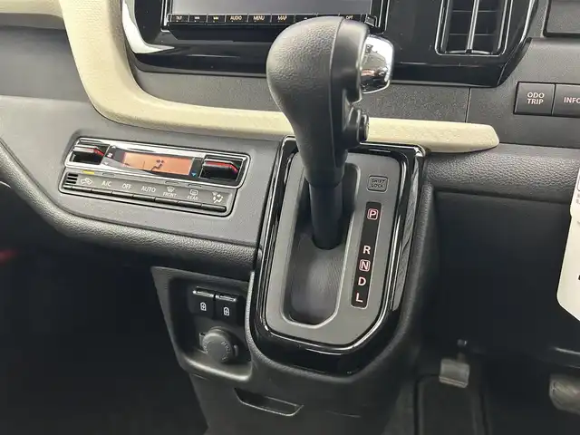 スズキ ソリオ HV MX 千葉県 2021(令3)年 0.9万km ピュアホワイトP 禁煙車/社外ナビ/・CN-RZ865/・CD/DVD/BT/フルセグ/左側パワースライドドア/デュアルカメラブレーキサポート/コーナーセンサー/前席シートヒーター/レーダークルーズコントロール/車線逸脱警報/ETC/純正15インチアルミホイール/スマートキー/スペアキー/横滑り防止装置/サイド＆カーテンエアバッグ