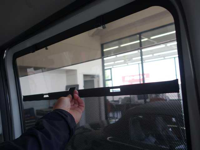 スズキ ソリオ HV MX 静岡県 2018(平30)年 6万km ピュアホワイトP ワンオーナー／禁煙車/セーフティサポート/　・ディアルカメラブレーキサポート/　・後退時ブレーキサポート/　・誤発進抑制機能/　・車線逸脱警報機能/　・ふらつき警報機能/　・先行車発進のお知らせ機能/　・ハイビームアシスト/　・アダクティブクルーズコントロール/　・パーキングセンサー/純正ナビ（Panasonic CN-R2743W）/　CD/DVD/SD/USB/BT/フルセグTV/Memory music/全方位カメラ/ビルトインETC/純正前方ドライブレコーダー/ステアリングスイッチ/運転席シートヒーター/プッシュスタート／スマートキー/HIDヘッドライト（LEDポジションランプ付）/純正フロアマット／ドアバイザー/取扱説明書／保証書