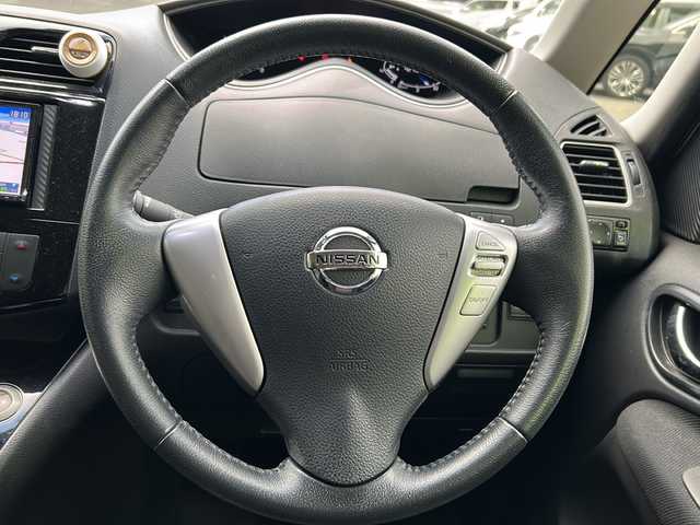 日産 セレナ HWS S HV Vセレ +SeftyⅡ 京都府 2015(平27)年 5.8万km ブリリアントホワイトパール ワンオーナー/KENWOODナビ/・フルセグTV/CD/DVD/AM/FM/アラウンドビューモニター/バックカメラ/両側パワースライドドア/プリクラッシュセーフティ/レーンアシスト/アイドリングストップ/横滑り防止装置/コーナーセンサー/ステアリングスイッチ/ビルトインETC/電格ウインカーミラー/オートライト/プッシュスタート/純正フロアマット/純正ドアバイザー/保証書/取説