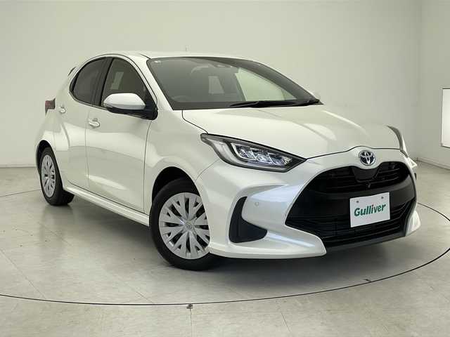 トヨタ ヤリス ハイブリッド 千葉県 2022(令4)年 2.8万km ホワイトパールクリスタルシャイン 衝突軽減ブレーキ/レーンキープアシスト/レーダークルーズコントロール/オートマチックハイビーム/全方位カメラ/純正メモリナビ/（フルセグ/Bluetooth/USB/FM/AM）/ビルトインETC/ドライブレコーダー（前のみ）/アイドリングストップ/シートヒーター（運転席＋助手席）/LEDヘッドライト/電動格納ミラー/ブラインドスポットモニター/社外フロアマット/W＋サイド＋カーテンエアバッグ