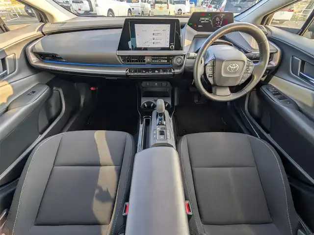 トヨタ プリウス G 福井県 2024(令6)年 2.9万km アティチュードブラックマイカ 純正メモリナビ/AM/FM/フルセグ/BT/USB/Miracast/バックカメラ/全車速追従機能付クルーズコントロール/コーナーセンサー/BSM/衝突被害軽減システム/パーキングアシスト/レーンキープアシスト/横滑り防止装置/盗難防止装置/ビルトインETC2.0/シートヒーター/１００V充電/SOSボタン/純正フロアマット/LEDヘッドライト/オートホールド/純正19インチAW/スマートキー