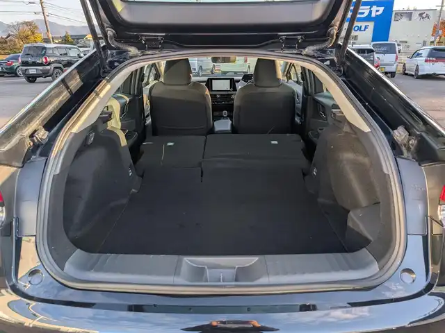 トヨタ プリウス G 福井県 2024(令6)年 2.9万km アティチュードブラックマイカ 純正メモリナビ/AM/FM/フルセグ/BT/USB/Miracast/バックカメラ/全車速追従機能付クルーズコントロール/コーナーセンサー/BSM/衝突被害軽減システム/パーキングアシスト/レーンキープアシスト/横滑り防止装置/盗難防止装置/ビルトインETC2.0/シートヒーター/１００V充電/SOSボタン/純正フロアマット/LEDヘッドライト/オートホールド/純正19インチAW/スマートキー