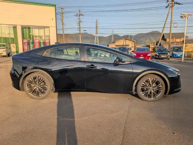 トヨタ プリウス G 福井県 2024(令6)年 2.9万km アティチュードブラックマイカ 純正メモリナビ/AM/FM/フルセグ/BT/USB/Miracast/バックカメラ/全車速追従機能付クルーズコントロール/コーナーセンサー/BSM/衝突被害軽減システム/パーキングアシスト/レーンキープアシスト/横滑り防止装置/盗難防止装置/ビルトインETC2.0/シートヒーター/１００V充電/SOSボタン/純正フロアマット/LEDヘッドライト/オートホールド/純正19インチAW/スマートキー