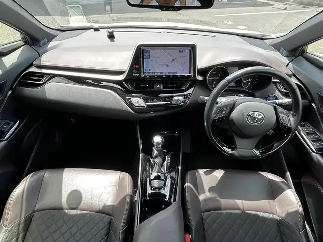 トヨタ Ｃ－ＨＲ G 岡山県 2018(平30)年 10.9万km ホワイトパールクリスタルシャイン 登録時走行距離108.936km/純正9インチナビ：NSZT-Y68T/(AM/FM/DISC/SD/TV/Bluetooth)/トヨタセーフティセンス/・プリクラッシュセーフティ/・レーダークルーズコントロール/・レーントレーシングアシスト/・オートマチックハイビーム/バックカメラ/ブラインドスポットモニター/電動パーキングブレーキ/オートブレーキホールド/スペアキー×1/ドライブレコーダー/ビルトインETC2.0/純正18インチアルミホイール/プッシュスタート/スマートキー