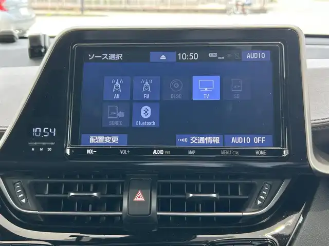 トヨタ Ｃ－ＨＲ G 岡山県 2018(平30)年 10.9万km ホワイトパールクリスタルシャイン 登録時走行距離108.936km/純正9インチナビ：NSZT-Y68T/(AM/FM/DISC/SD/TV/Bluetooth)/トヨタセーフティセンス/・プリクラッシュセーフティ/・レーダークルーズコントロール/・レーントレーシングアシスト/・オートマチックハイビーム/バックカメラ/ブラインドスポットモニター/電動パーキングブレーキ/オートブレーキホールド/スペアキー×1/ドライブレコーダー/ビルトインETC2.0/純正18インチアルミホイール/プッシュスタート/スマートキー