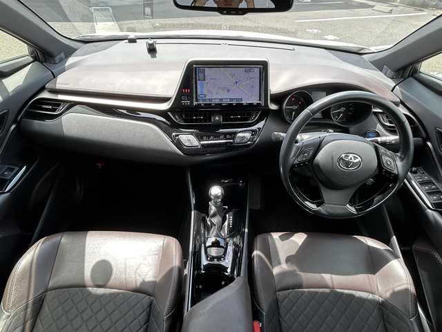 トヨタ Ｃ－ＨＲ G 岡山県 2018(平30)年 10.9万km ホワイトパールクリスタルシャイン 登録時走行距離108.936km/純正9インチナビ：NSZT-Y68T/(AM/FM/DISC/SD/TV/Bluetooth)/トヨタセーフティセンス/・プリクラッシュセーフティ/・レーダークルーズコントロール/・レーントレーシングアシスト/・オートマチックハイビーム/バックカメラ/ブラインドスポットモニター/電動パーキングブレーキ/オートブレーキホールド/スペアキー×1/ドライブレコーダー/ビルトインETC2.0/純正18インチアルミホイール/プッシュスタート/スマートキー