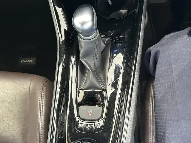 トヨタ Ｃ－ＨＲ G 岡山県 2018(平30)年 10.9万km ホワイトパールクリスタルシャイン 登録時走行距離108.936km/純正9インチナビ：NSZT-Y68T/(AM/FM/DISC/SD/TV/Bluetooth)/トヨタセーフティセンス/・プリクラッシュセーフティ/・レーダークルーズコントロール/・レーントレーシングアシスト/・オートマチックハイビーム/バックカメラ/ブラインドスポットモニター/電動パーキングブレーキ/オートブレーキホールド/スペアキー×1/ドライブレコーダー/ビルトインETC2.0/純正18インチアルミホイール/プッシュスタート/スマートキー