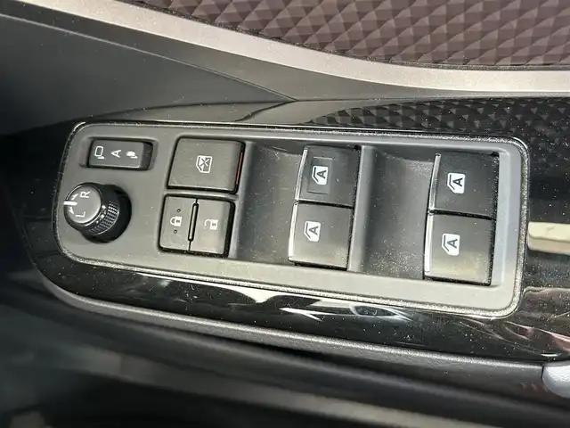 トヨタ Ｃ－ＨＲ G 岡山県 2018(平30)年 10.9万km ホワイトパールクリスタルシャイン 登録時走行距離108.936km/純正9インチナビ：NSZT-Y68T/(AM/FM/DISC/SD/TV/Bluetooth)/トヨタセーフティセンス/・プリクラッシュセーフティ/・レーダークルーズコントロール/・レーントレーシングアシスト/・オートマチックハイビーム/バックカメラ/ブラインドスポットモニター/電動パーキングブレーキ/オートブレーキホールド/スペアキー×1/ドライブレコーダー/ビルトインETC2.0/純正18インチアルミホイール/プッシュスタート/スマートキー