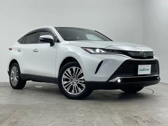 トヨタ ハリアー Z 三重県 2023(令5)年 4.1万km プラチナホワイトパールマイカ 禁煙車/純正12.3インチナビ/・Carplay・AndroidAuto・BT・USB・AM・FM/バックカメラ/プレミアムサウンドJBL/デジタルインナーミラー/ヘッドアップディスプレイ/ブラインドスポットモニター/レーントレーシングアシスト/プリクラッシュセーフティ/クリアランスソナー/リヤクロストラフィックアラート/パーキングサポートブレーキ/ロードサインアシスト/レーダークルーズコントロール/オートハイビーム/運転席パワーシート/電動リアゲート/電子パーキング/革巻きステアリング/スマートキー/スペアキー/純正フロアマット/純正19インチアルミ/保証書/取扱説明書