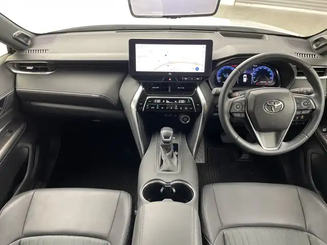 トヨタ ハリアー Z 三重県 2023(令5)年 4.1万km プラチナホワイトパールマイカ 禁煙車/純正12.3インチナビ/・Carplay・AndroidAuto・BT・USB・AM・FM/バックカメラ/プレミアムサウンドJBL/デジタルインナーミラー/ヘッドアップディスプレイ/ブラインドスポットモニター/レーントレーシングアシスト/プリクラッシュセーフティ/クリアランスソナー/リヤクロストラフィックアラート/パーキングサポートブレーキ/ロードサインアシスト/レーダークルーズコントロール/オートハイビーム/運転席パワーシート/電動リアゲート/電子パーキング/革巻きステアリング/スマートキー/スペアキー/純正フロアマット/純正19インチアルミ/保証書/取扱説明書