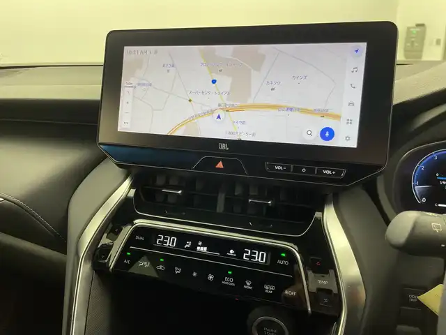 トヨタ ハリアー Z 三重県 2023(令5)年 4.1万km プラチナホワイトパールマイカ 禁煙車/純正12.3インチナビ/・Carplay・AndroidAuto・BT・USB・AM・FM/バックカメラ/プレミアムサウンドJBL/デジタルインナーミラー/ヘッドアップディスプレイ/ブラインドスポットモニター/レーントレーシングアシスト/プリクラッシュセーフティ/クリアランスソナー/リヤクロストラフィックアラート/パーキングサポートブレーキ/ロードサインアシスト/レーダークルーズコントロール/オートハイビーム/運転席パワーシート/電動リアゲート/電子パーキング/革巻きステアリング/スマートキー/スペアキー/純正フロアマット/純正19インチアルミ/保証書/取扱説明書