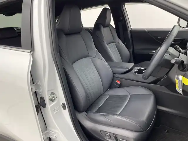 トヨタ ハリアー Z 三重県 2023(令5)年 4.1万km プラチナホワイトパールマイカ 禁煙車/純正12.3インチナビ/・Carplay・AndroidAuto・BT・USB・AM・FM/バックカメラ/プレミアムサウンドJBL/デジタルインナーミラー/ヘッドアップディスプレイ/ブラインドスポットモニター/レーントレーシングアシスト/プリクラッシュセーフティ/クリアランスソナー/リヤクロストラフィックアラート/パーキングサポートブレーキ/ロードサインアシスト/レーダークルーズコントロール/オートハイビーム/運転席パワーシート/電動リアゲート/電子パーキング/革巻きステアリング/スマートキー/スペアキー/純正フロアマット/純正19インチアルミ/保証書/取扱説明書