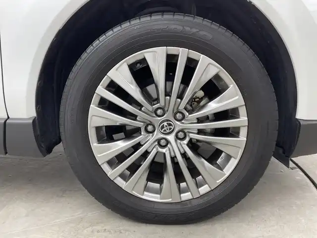 トヨタ ハリアー Z 三重県 2023(令5)年 4.1万km プラチナホワイトパールマイカ 禁煙車/純正12.3インチナビ/・Carplay・AndroidAuto・BT・USB・AM・FM/バックカメラ/プレミアムサウンドJBL/デジタルインナーミラー/ヘッドアップディスプレイ/ブラインドスポットモニター/レーントレーシングアシスト/プリクラッシュセーフティ/クリアランスソナー/リヤクロストラフィックアラート/パーキングサポートブレーキ/ロードサインアシスト/レーダークルーズコントロール/オートハイビーム/運転席パワーシート/電動リアゲート/電子パーキング/革巻きステアリング/スマートキー/スペアキー/純正フロアマット/純正19インチアルミ/保証書/取扱説明書