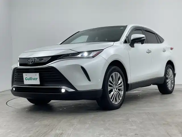 トヨタ ハリアー Z 三重県 2023(令5)年 4.1万km プラチナホワイトパールマイカ 禁煙車/純正12.3インチナビ/・Carplay・AndroidAuto・BT・USB・AM・FM/バックカメラ/プレミアムサウンドJBL/デジタルインナーミラー/ヘッドアップディスプレイ/ブラインドスポットモニター/レーントレーシングアシスト/プリクラッシュセーフティ/クリアランスソナー/リヤクロストラフィックアラート/パーキングサポートブレーキ/ロードサインアシスト/レーダークルーズコントロール/オートハイビーム/運転席パワーシート/電動リアゲート/電子パーキング/革巻きステアリング/スマートキー/スペアキー/純正フロアマット/純正19インチアルミ/保証書/取扱説明書