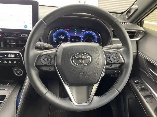トヨタ ハリアー Z 三重県 2023(令5)年 4.1万km プラチナホワイトパールマイカ 禁煙車/純正12.3インチナビ/・Carplay・AndroidAuto・BT・USB・AM・FM/バックカメラ/プレミアムサウンドJBL/デジタルインナーミラー/ヘッドアップディスプレイ/ブラインドスポットモニター/レーントレーシングアシスト/プリクラッシュセーフティ/クリアランスソナー/リヤクロストラフィックアラート/パーキングサポートブレーキ/ロードサインアシスト/レーダークルーズコントロール/オートハイビーム/運転席パワーシート/電動リアゲート/電子パーキング/革巻きステアリング/スマートキー/スペアキー/純正フロアマット/純正19インチアルミ/保証書/取扱説明書