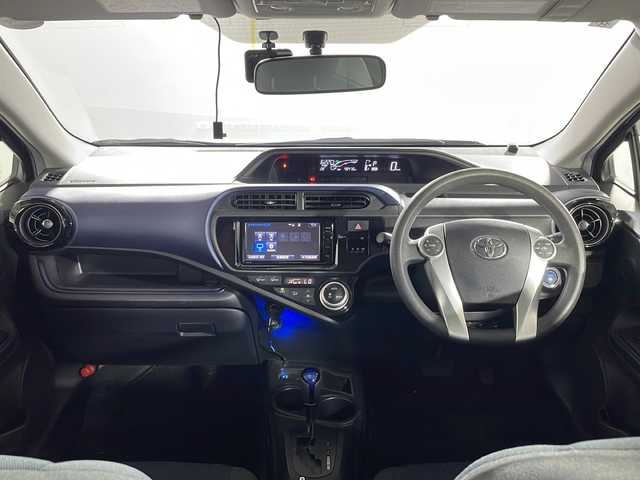 トヨタ アクア S 沖縄県 2015(平27)年 4.9万km グレーメタリック 県外仕入　/禁煙車　/純正７インチナビ（ＢＴ，フルセグ，ＣＤ／ＤＶ，ラジオ）　/バックカメラ　/ＬＥＤヘッドライト　/オートライト　/ＥＴＣ　/ドライブレコーダー　/純正フロアマット　/ステアリングリモコン　/スペアキー