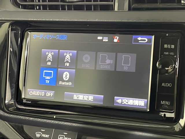 トヨタ アクア S 沖縄県 2015(平27)年 4.9万km グレーメタリック 県外仕入　/禁煙車　/純正７インチナビ（ＢＴ，フルセグ，ＣＤ／ＤＶ，ラジオ）　/バックカメラ　/ＬＥＤヘッドライト　/オートライト　/ＥＴＣ　/ドライブレコーダー　/純正フロアマット　/ステアリングリモコン　/スペアキー