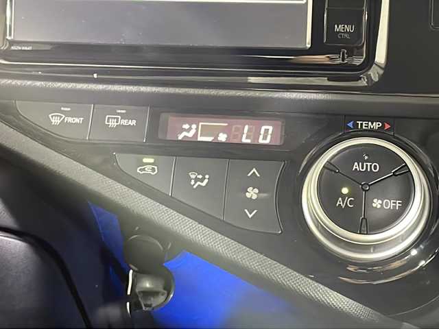トヨタ アクア S 沖縄県 2015(平27)年 4.9万km グレーメタリック 県外仕入　/禁煙車　/純正７インチナビ（ＢＴ，フルセグ，ＣＤ／ＤＶ，ラジオ）　/バックカメラ　/ＬＥＤヘッドライト　/オートライト　/ＥＴＣ　/ドライブレコーダー　/純正フロアマット　/ステアリングリモコン　/スペアキー