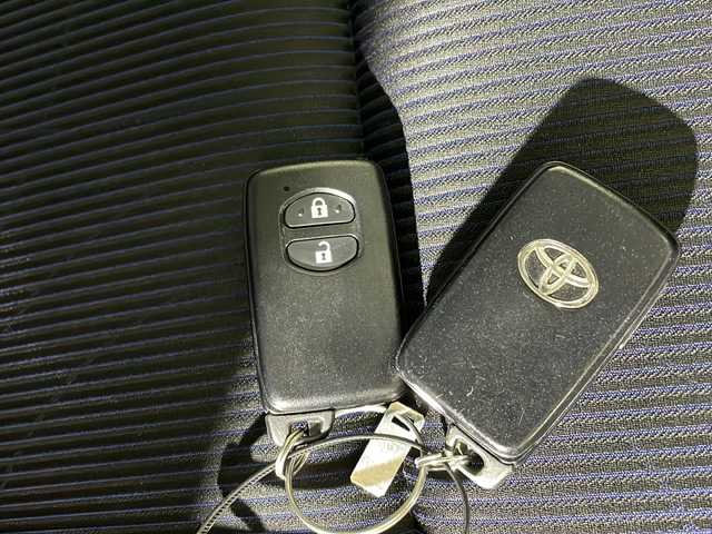 トヨタ アクア S 沖縄県 2015(平27)年 4.9万km グレーメタリック 県外仕入　/禁煙車　/純正７インチナビ（ＢＴ，フルセグ，ＣＤ／ＤＶ，ラジオ）　/バックカメラ　/ＬＥＤヘッドライト　/オートライト　/ＥＴＣ　/ドライブレコーダー　/純正フロアマット　/ステアリングリモコン　/スペアキー