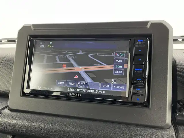 スズキ ジムニー XC 道央・札幌 2024(令6)年 2万km ジャングルグリーン ・４WD/・オープンカントリーホワイトレタータイヤ/・ルーフキャリア/・社外ナビ/・フルセグ/・ETC/・衝突軽減ブレーキ/・クルーズコントロール/・レーンキープアシスト/・前席シートヒーター/・アイドリングストップ/・ダウンヒルアシストコントロール/・LEDヘッドライト/・ヘッドライトウォッシャー/・純正フロアマット/・純正16インチAW