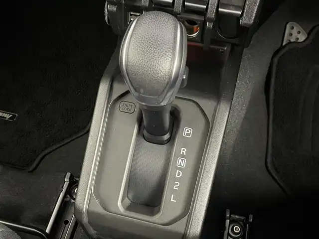 スズキ ジムニー XC 道央・札幌 2024(令6)年 2万km ジャングルグリーン ・４WD/・オープンカントリーホワイトレタータイヤ/・ルーフキャリア/・社外ナビ/・フルセグ/・ETC/・衝突軽減ブレーキ/・クルーズコントロール/・レーンキープアシスト/・前席シートヒーター/・アイドリングストップ/・ダウンヒルアシストコントロール/・LEDヘッドライト/・ヘッドライトウォッシャー/・純正フロアマット/・純正16インチAW