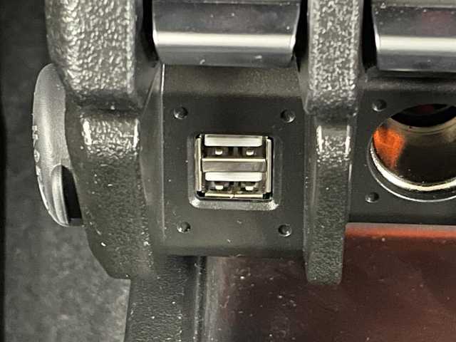 スズキ ジムニー XC 道央・札幌 2024(令6)年 2万km ジャングルグリーン ・４WD/・オープンカントリーホワイトレタータイヤ/・ルーフキャリア/・社外ナビ/・フルセグ/・ETC/・衝突軽減ブレーキ/・クルーズコントロール/・レーンキープアシスト/・前席シートヒーター/・アイドリングストップ/・ダウンヒルアシストコントロール/・LEDヘッドライト/・ヘッドライトウォッシャー/・純正フロアマット/・純正16インチAW