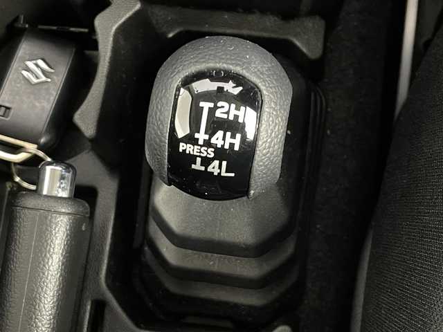 スズキ ジムニー XC 道央・札幌 2024(令6)年 2万km ジャングルグリーン ・４WD/・オープンカントリーホワイトレタータイヤ/・ルーフキャリア/・社外ナビ/・フルセグ/・ETC/・衝突軽減ブレーキ/・クルーズコントロール/・レーンキープアシスト/・前席シートヒーター/・アイドリングストップ/・ダウンヒルアシストコントロール/・LEDヘッドライト/・ヘッドライトウォッシャー/・純正フロアマット/・純正16インチAW