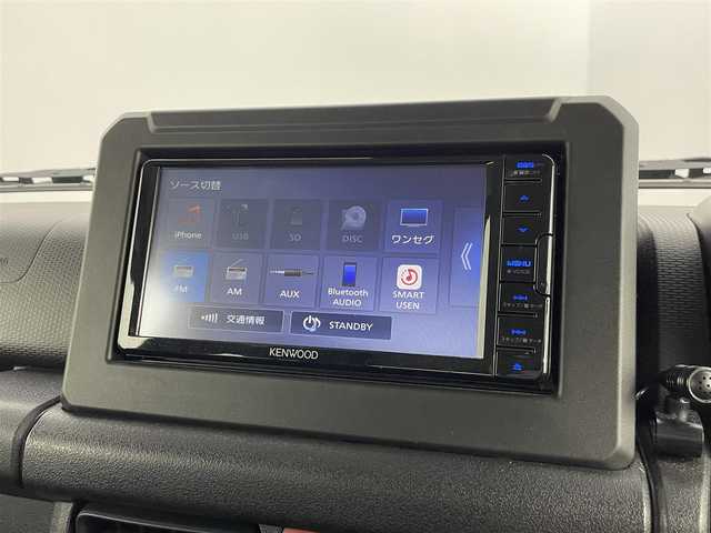 スズキ ジムニー XC 道央・札幌 2024(令6)年 2万km ジャングルグリーン ・４WD/・オープンカントリーホワイトレタータイヤ/・ルーフキャリア/・社外ナビ/・フルセグ/・ETC/・衝突軽減ブレーキ/・クルーズコントロール/・レーンキープアシスト/・前席シートヒーター/・アイドリングストップ/・ダウンヒルアシストコントロール/・LEDヘッドライト/・ヘッドライトウォッシャー/・純正フロアマット/・純正16インチAW