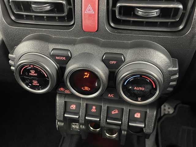 スズキ ジムニー XC 道央・札幌 2024(令6)年 2万km ジャングルグリーン ・４WD/・オープンカントリーホワイトレタータイヤ/・ルーフキャリア/・社外ナビ/・フルセグ/・ETC/・衝突軽減ブレーキ/・クルーズコントロール/・レーンキープアシスト/・前席シートヒーター/・アイドリングストップ/・ダウンヒルアシストコントロール/・LEDヘッドライト/・ヘッドライトウォッシャー/・純正フロアマット/・純正16インチAW