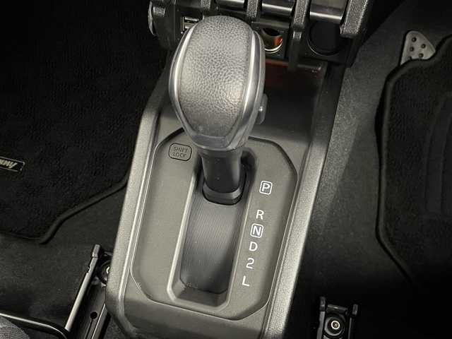 スズキ ジムニー XC 道央・札幌 2024(令6)年 2万km ジャングルグリーン ・４WD/・オープンカントリーホワイトレタータイヤ/・ルーフキャリア/・社外ナビ/・フルセグ/・ETC/・衝突軽減ブレーキ/・クルーズコントロール/・レーンキープアシスト/・前席シートヒーター/・アイドリングストップ/・ダウンヒルアシストコントロール/・LEDヘッドライト/・ヘッドライトウォッシャー/・純正フロアマット/・純正16インチAW