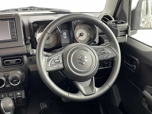 スズキ ジムニー XC 道央・札幌 2024(令6)年 2万km ジャングルグリーン ・４WD/・オープンカントリーホワイトレタータイヤ/・ルーフキャリア/・社外ナビ/・フルセグ/・ETC/・衝突軽減ブレーキ/・クルーズコントロール/・レーンキープアシスト/・前席シートヒーター/・アイドリングストップ/・ダウンヒルアシストコントロール/・LEDヘッドライト/・ヘッドライトウォッシャー/・純正フロアマット/・純正16インチAW