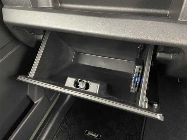 スズキ ジムニー XC 道央・札幌 2024(令6)年 2万km ジャングルグリーン ・４WD/・オープンカントリーホワイトレタータイヤ/・ルーフキャリア/・社外ナビ/・フルセグ/・ETC/・衝突軽減ブレーキ/・クルーズコントロール/・レーンキープアシスト/・前席シートヒーター/・アイドリングストップ/・ダウンヒルアシストコントロール/・LEDヘッドライト/・ヘッドライトウォッシャー/・純正フロアマット/・純正16インチAW