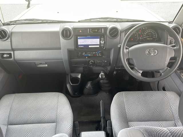 トヨタ ランドクルーザー 鳥取県 2015(平27)年 10万km ベージュ ワンオーナー/30thエンブレム/30th背面ソフトカバー/JAOS製16インチAW/全面クリアガラス/純正タンレザー車検証ケース/純正キーBOX/純正キーレスx２個/トランスファ4WD/５速マニュアル/センターデフロック/社外メモリナビ/フルセグ・Bluetooth/バックカメラ/社外後席モニター/社外ドライブレコーダー/リアクーラー・ヒーター/前席シートヒーター/純正ゴムマット/サイドステップ/電動オートアンテナ/メッキグリル/純正AWスタットレス4本積込/保証書・取説