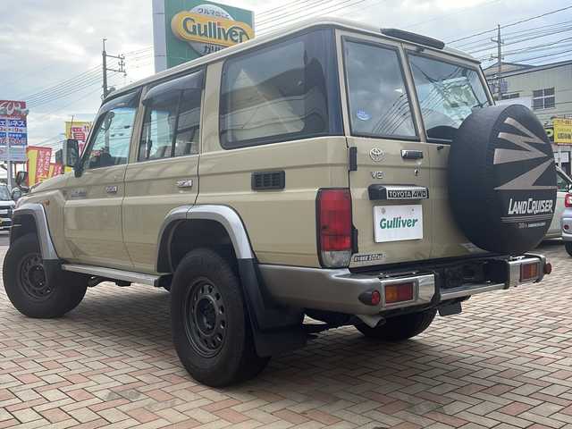 トヨタ ランドクルーザー 鳥取県 2015(平27)年 10万km ベージュ ワンオーナー/30thエンブレム/30th背面ソフトカバー/JAOS製16インチAW/全面クリアガラス/純正タンレザー車検証ケース/純正キーBOX/純正キーレスx２個/トランスファ4WD/５速マニュアル/センターデフロック/社外メモリナビ/フルセグ・Bluetooth/バックカメラ/社外後席モニター/社外ドライブレコーダー/リアクーラー・ヒーター/前席シートヒーター/純正ゴムマット/サイドステップ/電動オートアンテナ/メッキグリル/純正AWスタットレス4本積込/保証書・取説