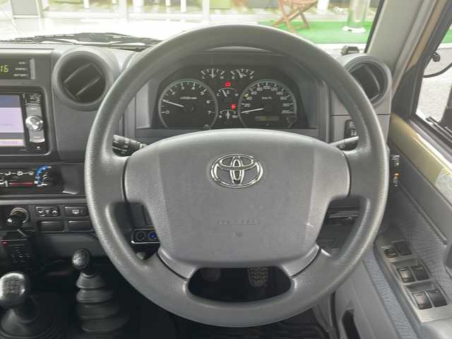 トヨタ ランドクルーザー 鳥取県 2015(平27)年 10万km ベージュ ワンオーナー/30thエンブレム/30th背面ソフトカバー/JAOS製16インチAW/全面クリアガラス/純正タンレザー車検証ケース/純正キーBOX/純正キーレスx２個/トランスファ4WD/５速マニュアル/センターデフロック/社外メモリナビ/フルセグ・Bluetooth/バックカメラ/社外後席モニター/社外ドライブレコーダー/リアクーラー・ヒーター/前席シートヒーター/純正ゴムマット/サイドステップ/電動オートアンテナ/メッキグリル/純正AWスタットレス4本積込/保証書・取説