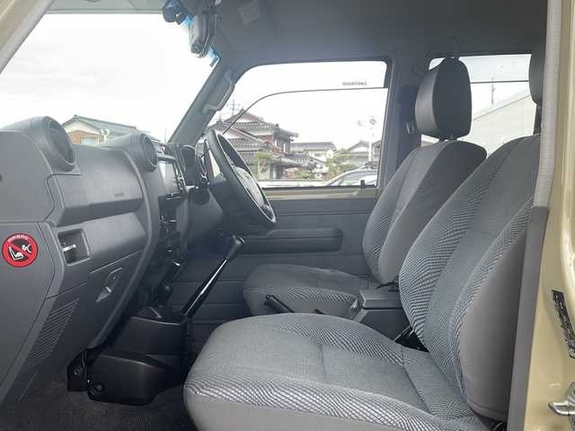 トヨタ ランドクルーザー 鳥取県 2015(平27)年 10万km ベージュ ワンオーナー/30thエンブレム/30th背面ソフトカバー/JAOS製16インチAW/全面クリアガラス/純正タンレザー車検証ケース/純正キーBOX/純正キーレスx２個/トランスファ4WD/５速マニュアル/センターデフロック/社外メモリナビ/フルセグ・Bluetooth/バックカメラ/社外後席モニター/社外ドライブレコーダー/リアクーラー・ヒーター/前席シートヒーター/純正ゴムマット/サイドステップ/電動オートアンテナ/メッキグリル/純正AWスタットレス4本積込/保証書・取説