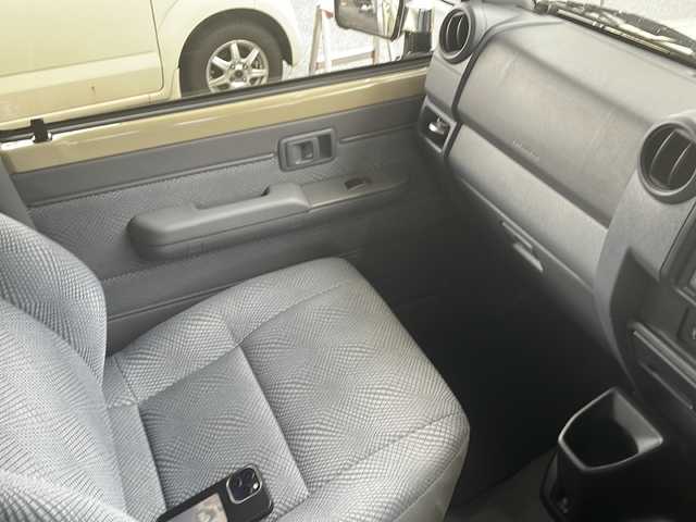 トヨタ ランドクルーザー 鳥取県 2015(平27)年 10万km ベージュ ワンオーナー/30thエンブレム/30th背面ソフトカバー/JAOS製16インチAW/全面クリアガラス/純正タンレザー車検証ケース/純正キーBOX/純正キーレスx２個/トランスファ4WD/５速マニュアル/センターデフロック/社外メモリナビ/フルセグ・Bluetooth/バックカメラ/社外後席モニター/社外ドライブレコーダー/リアクーラー・ヒーター/前席シートヒーター/純正ゴムマット/サイドステップ/電動オートアンテナ/メッキグリル/純正AWスタットレス4本積込/保証書・取説