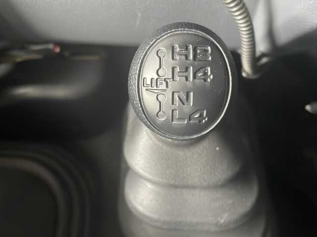 トヨタ ランドクルーザー 鳥取県 2015(平27)年 10万km ベージュ ワンオーナー/30thエンブレム/30th背面ソフトカバー/JAOS製16インチAW/全面クリアガラス/純正タンレザー車検証ケース/純正キーBOX/純正キーレスx２個/トランスファ4WD/５速マニュアル/センターデフロック/社外メモリナビ/フルセグ・Bluetooth/バックカメラ/社外後席モニター/社外ドライブレコーダー/リアクーラー・ヒーター/前席シートヒーター/純正ゴムマット/サイドステップ/電動オートアンテナ/メッキグリル/純正AWスタットレス4本積込/保証書・取説