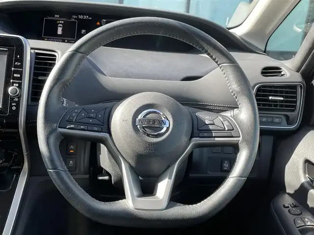 日産 セレナ ハイウェイスター Vセレクション 香川県 2017(平29)年 5万km ダイヤモンドブラック 純正9型メモリナビ/インテリジェントエマージェンシーブレーキ（衝突被害軽減ブレーキ）/インテリジェントパーキングアシスト/踏み間違い衝突防止アシスト/車線逸脱警報/VDC（ビークルダイナミクスコントロール）/EBD（電子制動力配分装置）/衝突安全ボディ/LEDヘッドランプ/盗難防止システム/バックカメラ/クリアランスソナー/後席モニター/電動スライドドア/クリアランスソナー/純正16インチアルミホイール/LEDヘッドライト/レーダークルーズコントロール/プッシュスタート/スマートキー/ETC