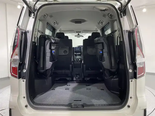 日産 セレナ ハイウェイスター V 愛知県 2020(令2)年 2.8万km ブリリアントホワイトパール 純正ナビ/CD/DVD/BT/フルセグTV/プロパイロット/衝突軽減ブレーキ/両側パワースライドドア/アラウンドビューモニター/ビルトインETC/クルーズコントロール/ドライブレコーダー/コーナーセンサー/レーンキープアシスト/パーキングアシスト/プッシュスタート/スマートキー/純正フロアマット/純正16インチアルミホイール/オートライト