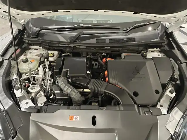 三菱 アウトランダー ＰＨＥＶ P 新潟県 2022(令4)年 5.8万km ホワイトダイヤモンド ナビゲーションシステム/・９インチＷＶＧＡディスプレイ/・地上デジタルＴＶチューナー/・BOSEプレミアムサウンドシステム/アンチロックブレーキシステム/ ブレーキアシスト/アクティブスタビリティコントロール/プリクラッシュブレーキアシスト/パワーシート/シートヒーター