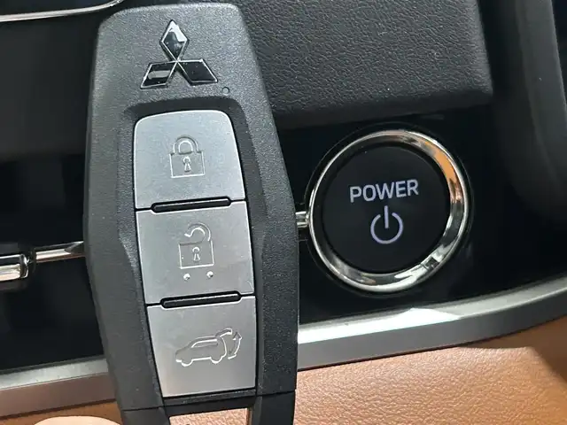三菱 アウトランダー ＰＨＥＶ P 新潟県 2022(令4)年 5.8万km ホワイトダイヤモンド ナビゲーションシステム/・９インチＷＶＧＡディスプレイ/・地上デジタルＴＶチューナー/・BOSEプレミアムサウンドシステム/アンチロックブレーキシステム/ ブレーキアシスト/アクティブスタビリティコントロール/プリクラッシュブレーキアシスト/パワーシート/シートヒーター